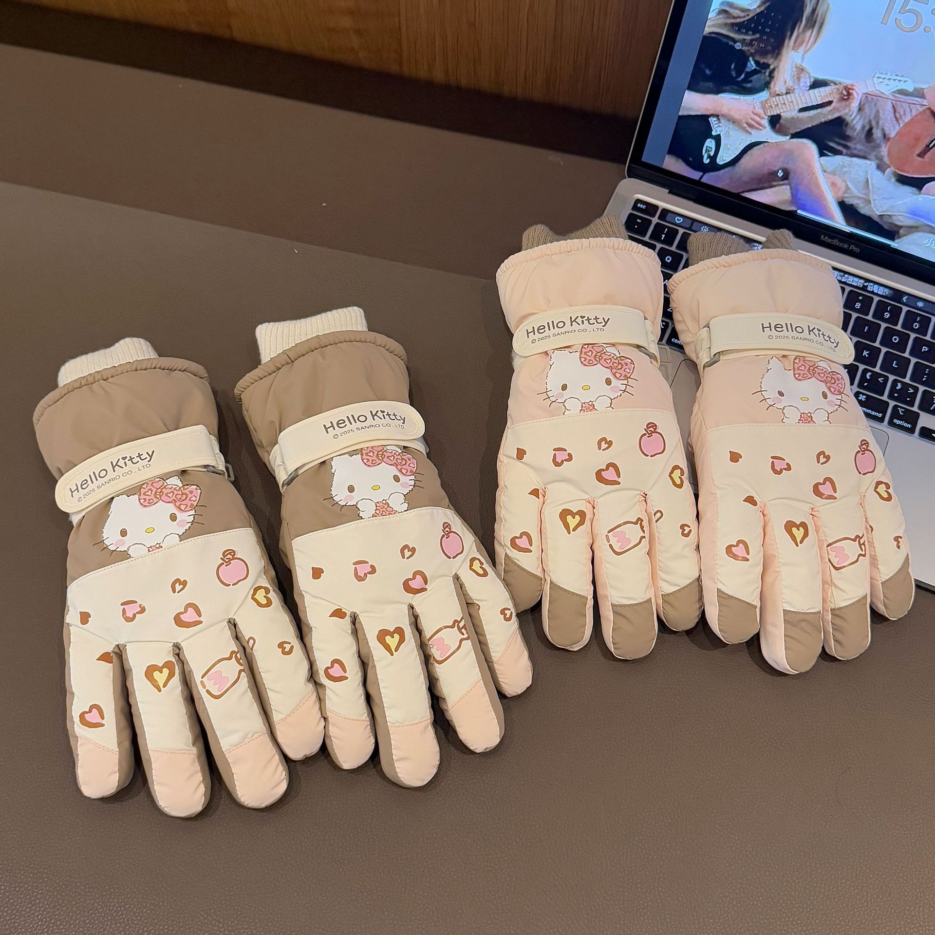 Auténtica licencia lindo Kitty guantes de esquí invierno al aire libre para jugar con nieve cálida peluche guantes impermeables para montar