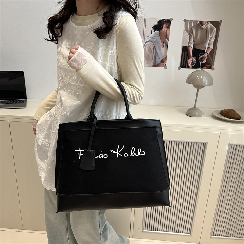 Casual retro alta sensación de bolsas portátiles de gran capacidad para mujeres 2025 nueva moda de color de viaje bolsas de mano