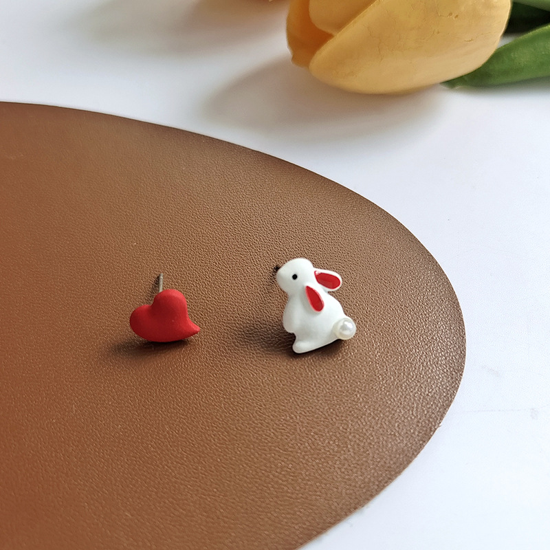 1 Pair Fashion Rabbit Heart Shape Imitation Pearl Alloy Asymmetrical Enamel Stoving Varnish Women's Ear Studs display picture 1