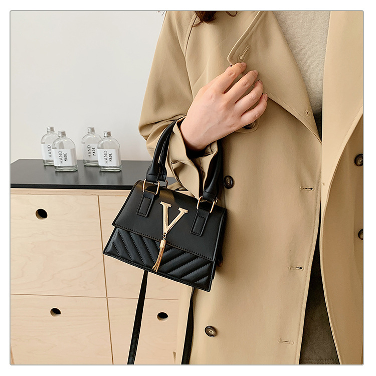 This year, trendy, fashionable and high-quality handbags are in vogue. Women's bags with stylish tassels and unique diagonal patterns are single-shoulder crossbody women's bags undefined