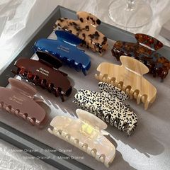 フランス式の酢酸クリップの髪飾りの女性の後頭部はサメのクリップを巻きます。