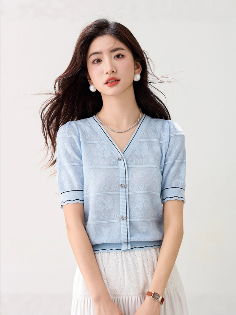 Áo thun nữ tay ngắn cổ chữ V họa tiết Jacquard chất liệu Ice Silk mềm mại — màu thiên thanh