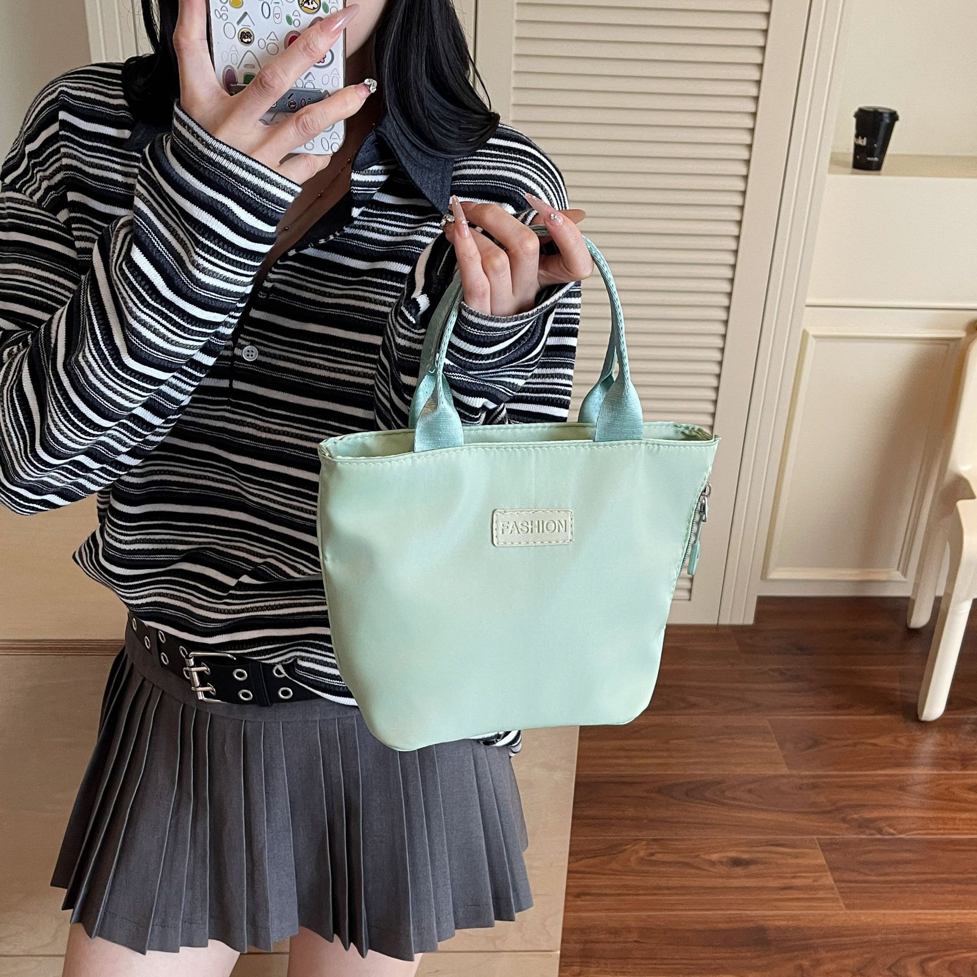 新しい 2025 夏のナイロンハンドバッグ韓国スタイルのファッションレディースバッグカジュアル布バッグ通勤多用途ハンドバッグ