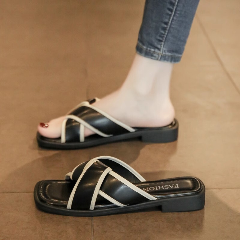 High-Looking Slippers for Women to Wear Outside in Summer 2025 New Indoor Flats Ins Cross Beach Slippers