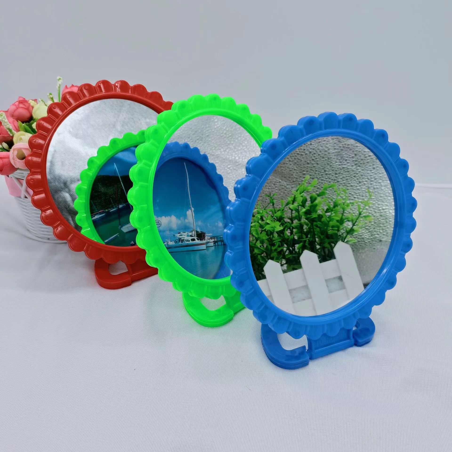 Belleza familiar redonda anticuada Espejo de maquillaje pequeño ordinario Escritorio de escritorio Espejo de color portátil Fuente de la tienda de dos yuanes