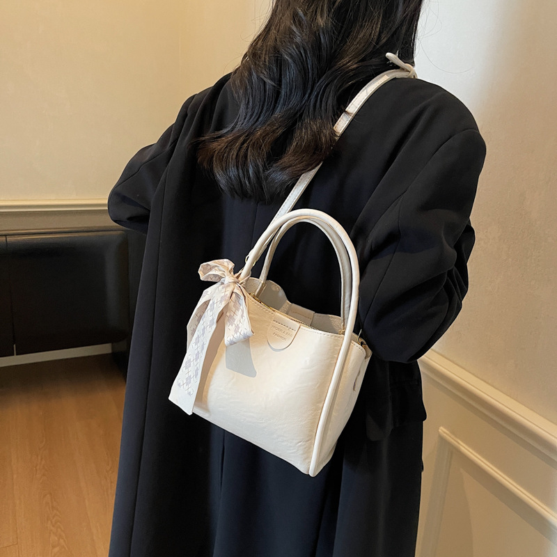 Bagos de transporte retro de estilo extranjero otoño y invierno 2025, nueva moda de un solo hombro, bolsas de cubo simples