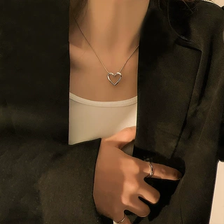 轻奢小众镂空爱心项链女ins网红日韩版简约设计吊坠锁骨毛衣链子