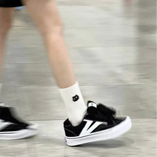 百搭黑色美式复古滑板鞋女ins潮流批发面包鞋小众设计感休闲鞋子
