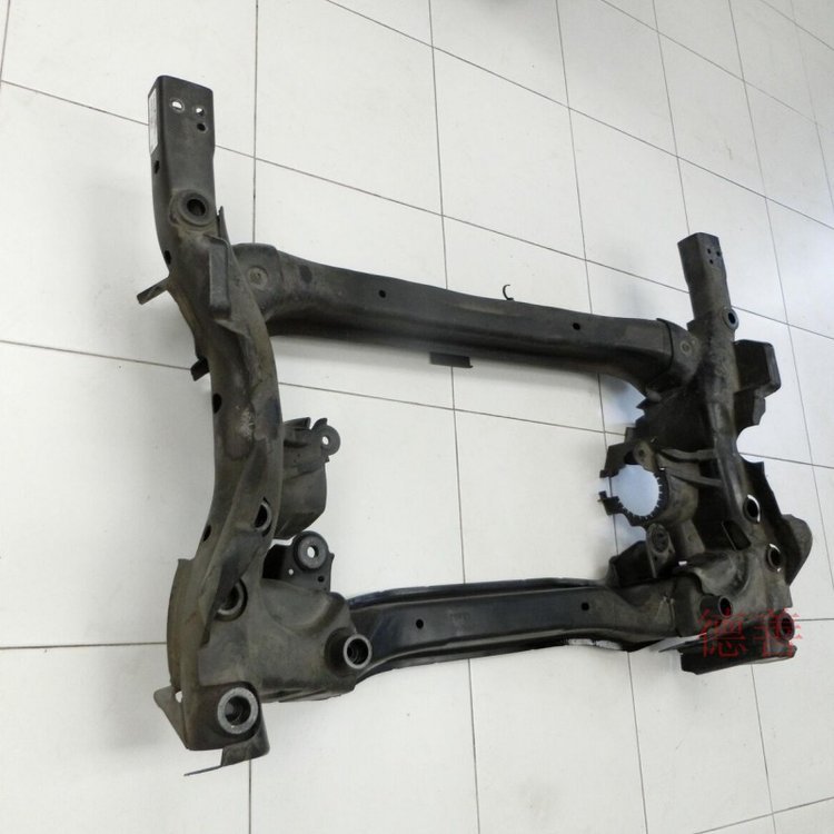Applicable to Mercedes-Benz 205 204 C180 C200 C260 C300 C350 ingot Beam front axle rear axle