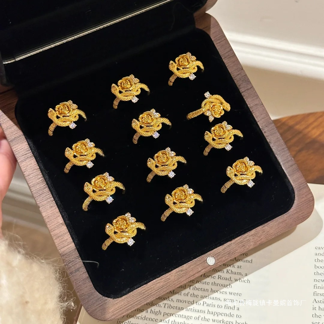 新中式本命年蛇年玫瑰靈蛇纏繞戒指小眾時尚高級感鑲鑽玫瑰花女戒