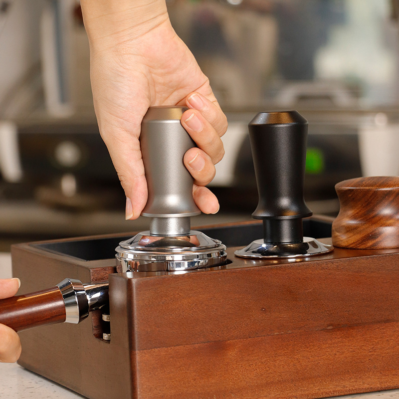 New coffee double spring constant pressure powder device Italian coffee pressure powder hammer cloth powder device 51/53/58 pressure filler