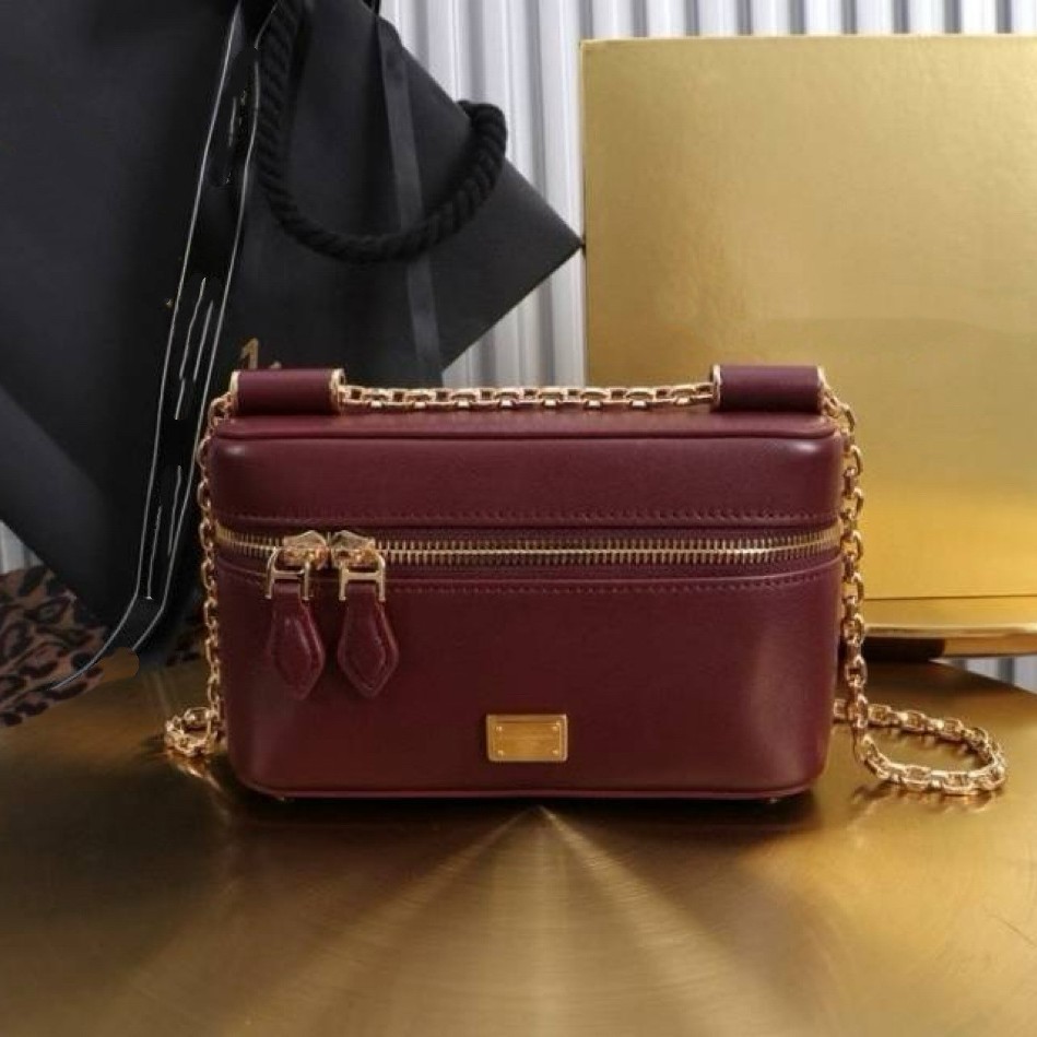 DG new stylish chain-link small square bag, a versatile shoulder bag and crossbody bag for women, exuding a sophisticated and elegant vibe, perfect for commuting, and made with genuine leather