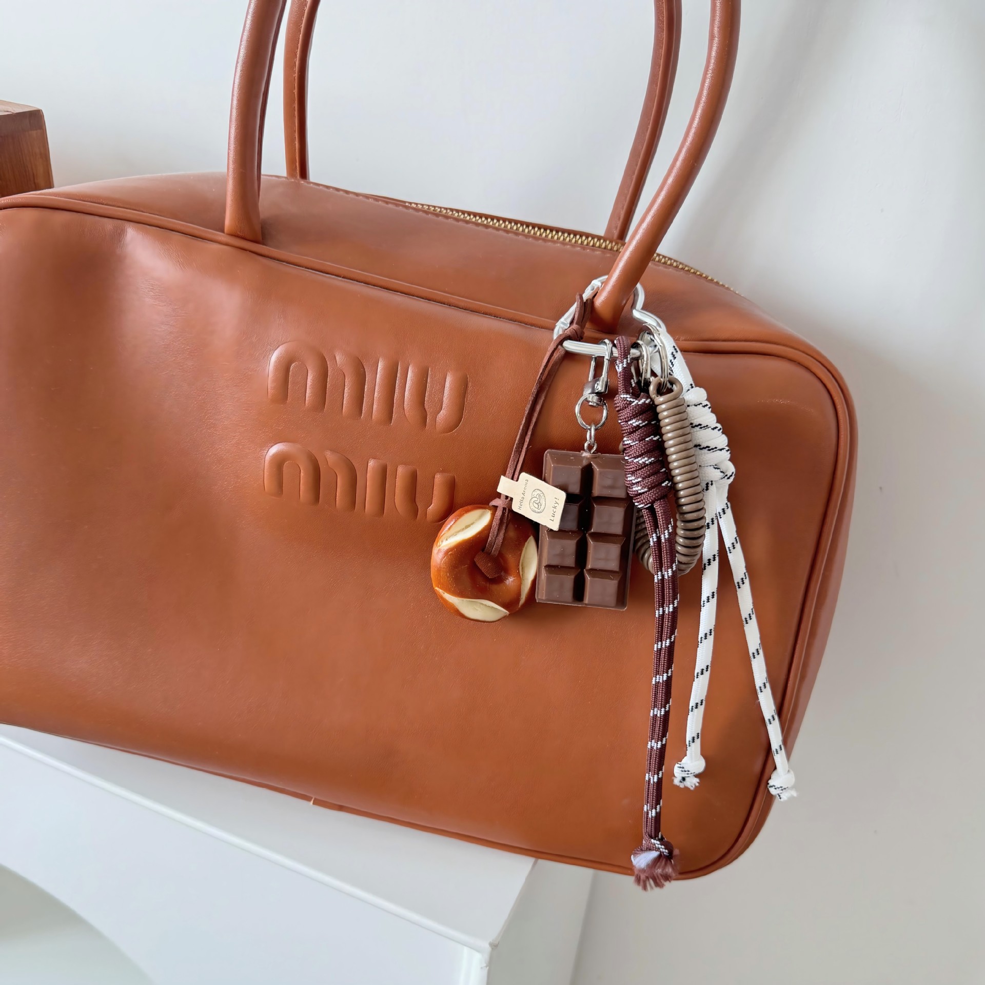 Beef bread chocolate brown and white rope (silver love buckle)