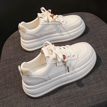 厚底小白鞋女2025新款松糕春秋女鞋轻便软底学生透气皮面增高板鞋