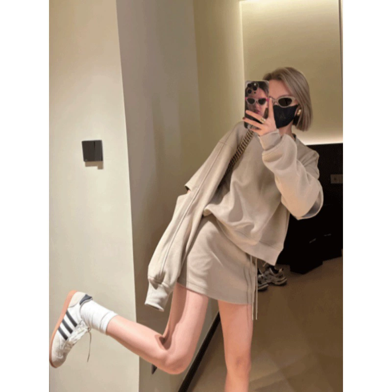 Ощвка дизайна рыхлый черный свитник костюм женская ранняя осень новый маленький стиль дизайн чувство носить два комплекта