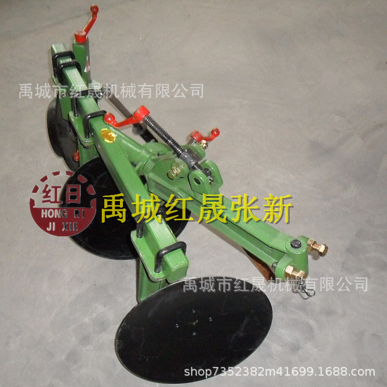 手扶圆盘犁工作视频 禹城红日2盘小型圆盘犁 农用耕地圆盘犁价格