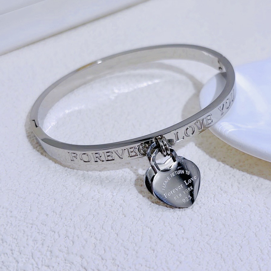 Nuevo estilo transfronterizo pulsera de diamantes de moda de acero de titanio pulsera al por mayor temperamento de lujo ligero femenino sentido de alto nivel estilo nicho