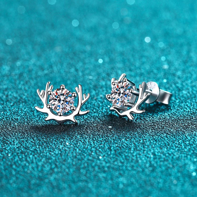 D Color Moissanite Xindeyi S925 Sterling Silver "All The Way With You" Simple Style Direct Supply 50 Points Claw Setting Moissanite Stud_voghion.com