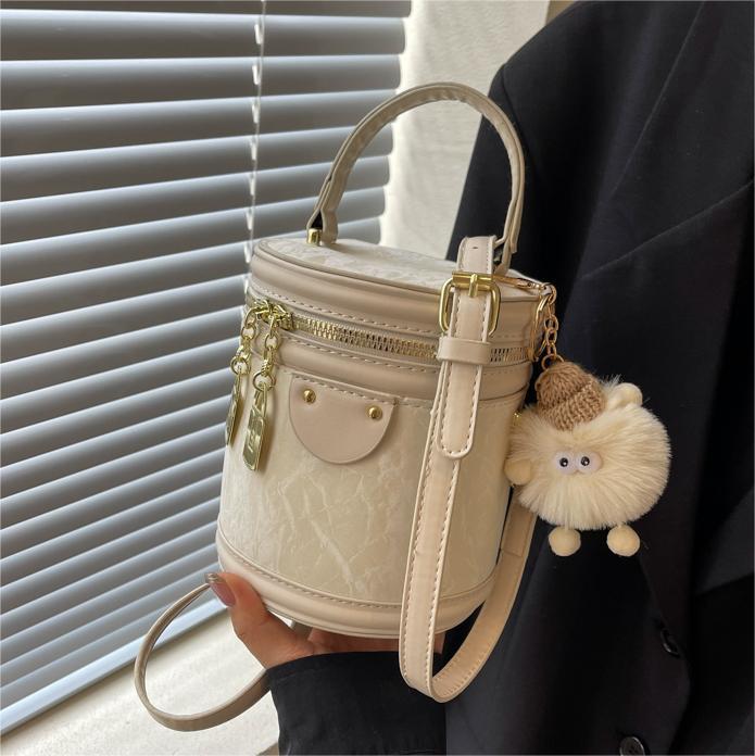 Bolso de mano popular de este año, bolso de mano para mujeres, verano 2024 nuevo estilo simple, bolso de hombro universal, bolso de cubo de tendencia explosiva.