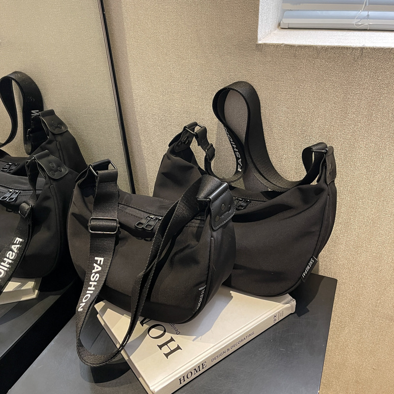 怠惰な風の三日月の包みの女性の小さい大衆のシンプルな斜めのショルダーバッグのギョーザの包みの運動のレジャー風のショルダーバッグの大容量の女性のカバン