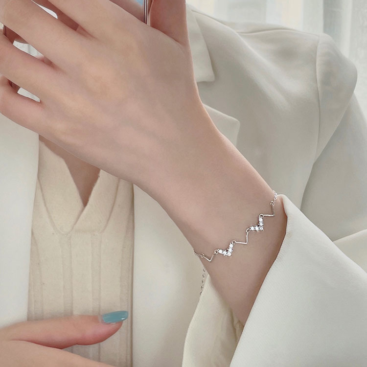 Xuri heartbeat V-shaped bracelet Korean style light luxury niche design high-grade smile wave bracelet girlfriends 2022