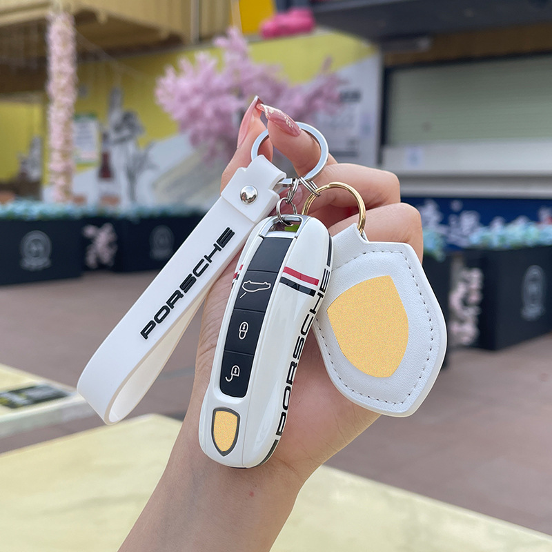 모델 B 세라믹 화이트에는 방패 + 열쇠 고리가 함께 제공됩니다.