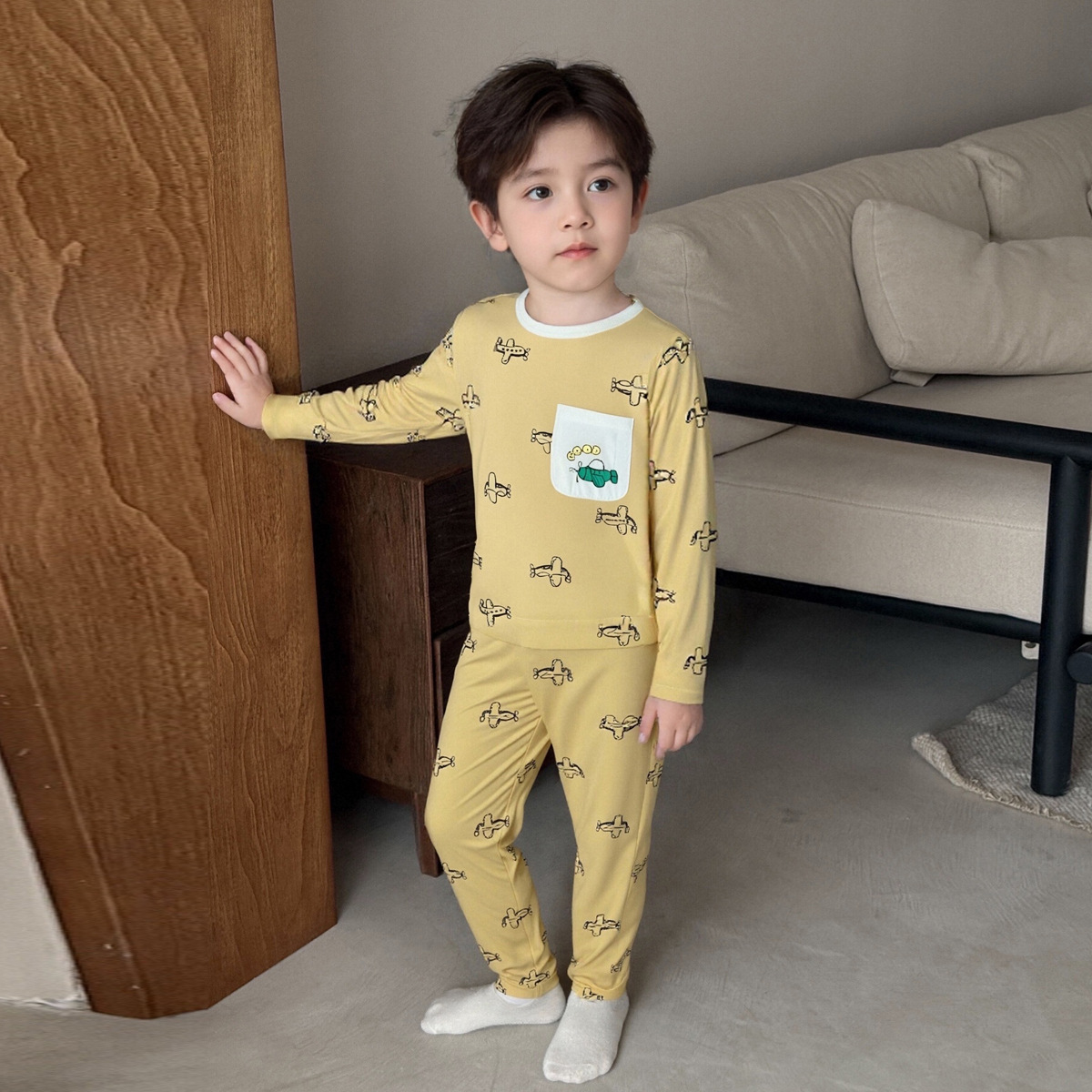 노란색 바탕의 비행기