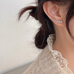 韓国版の星のジルコンの耳の骨は小さい大衆の設計の小さい花の耳のフックのins風の高級感の合金の耳飾りを挟みます。