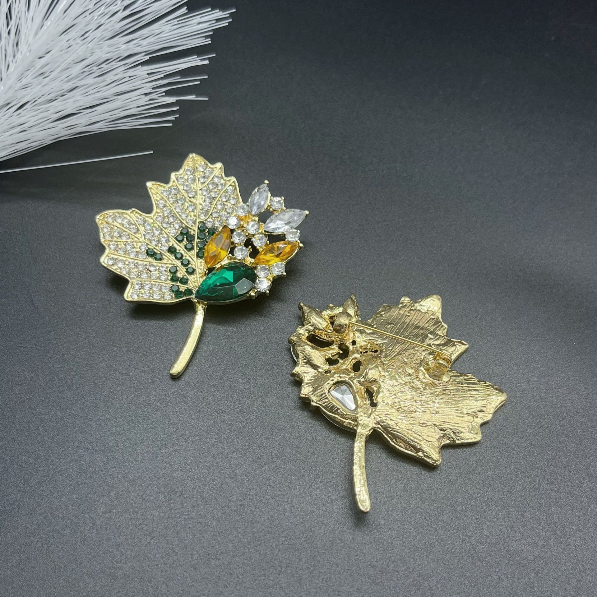 Broche Feuille D'érable Dorée Strass Style Année Du Serpent_voghion.com