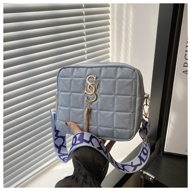 A simple and fashionable single-shoulder women's bag with diamond-shaped embroidery thread in 2024, a fresh and stylish crossbody bag with a trendy and fashionable small square style undefined