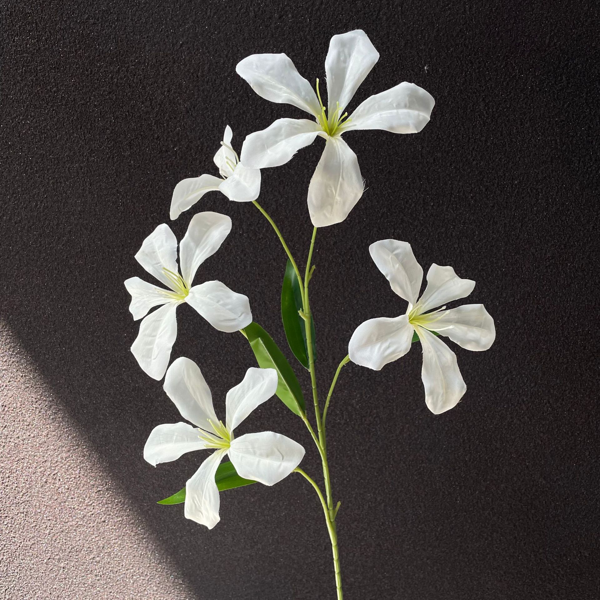 Flores falsas blancas Flores artificiales Flores para bodas Auditorio de bodas Decoración del hotel Techo artificial Flores artificiales Flores falsas