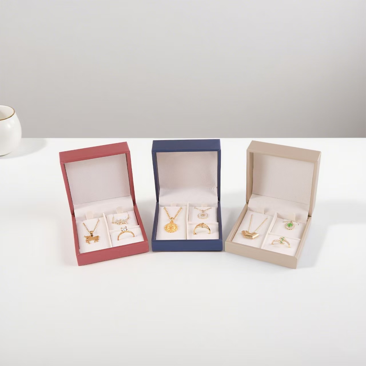 Caja de joyería PU de alta calidad anillo de joyería collar caja de colgante brazalete de oro caja de embalaje de ángulo recto al por mayor