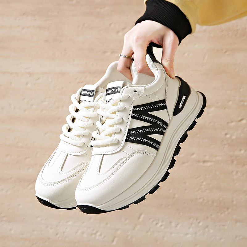 Zapatos deportivos de mujer 2025 nueva primavera ligera con suela suave no cansada zapatos Gump con suela gruesa zapatos de viaje universal