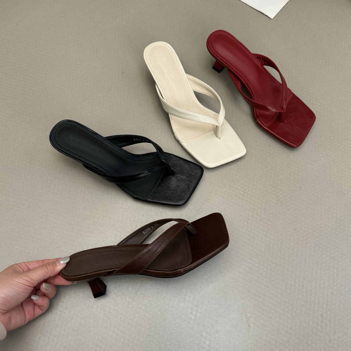 French-Style High-Heeled Flip-Flops for Women, Suitable for Outdoor Wear, Summer 2026 New Model, Square-Toed, Comfortable and Non-Tiring Sandals