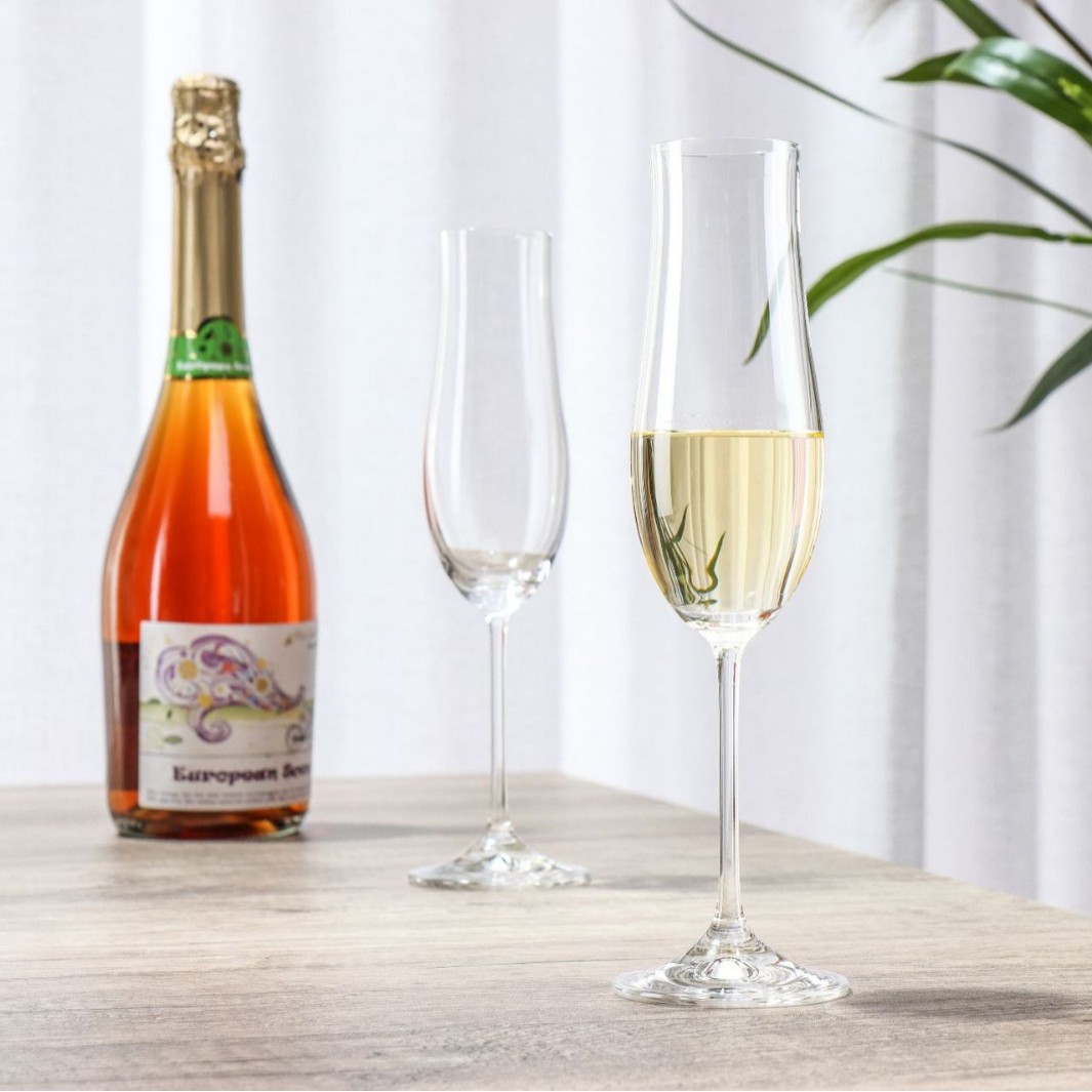 Ventaje de alto valor simple de importación checa sin plomo cristal taza de champagne taza de pies altos taza de champagne europea en forma de tulipan