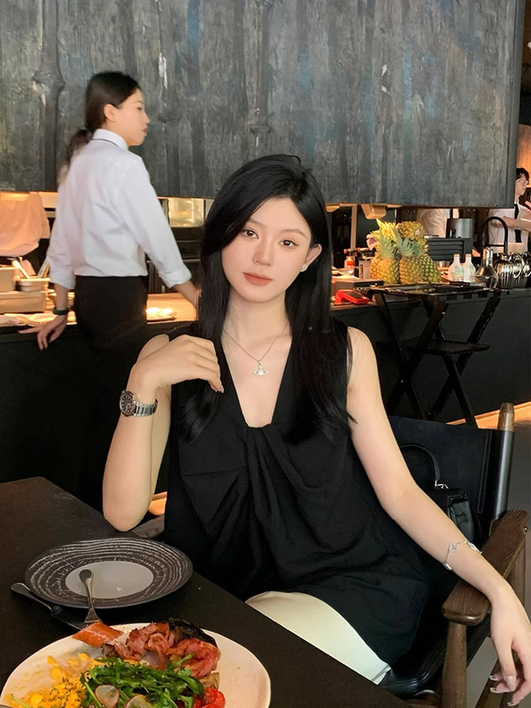 黒のコットンとリネンのツイスト V ネック ベスト シャツ、女性用、夏の気質、ゆったりとしたミドル丈の甘くてスパイシーなトップ|undefined