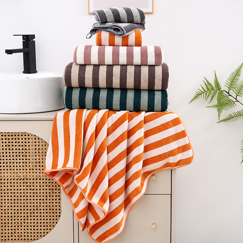 Toallas anchas al por mayor engrosadas absorción suave envueltas cuerpo grande toalla de baño de urdimbre simple toalla de baño de lana de coral