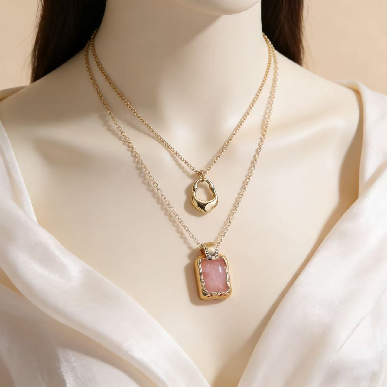Collana a strati minimalista con catene delicate da donna_voghion.com
