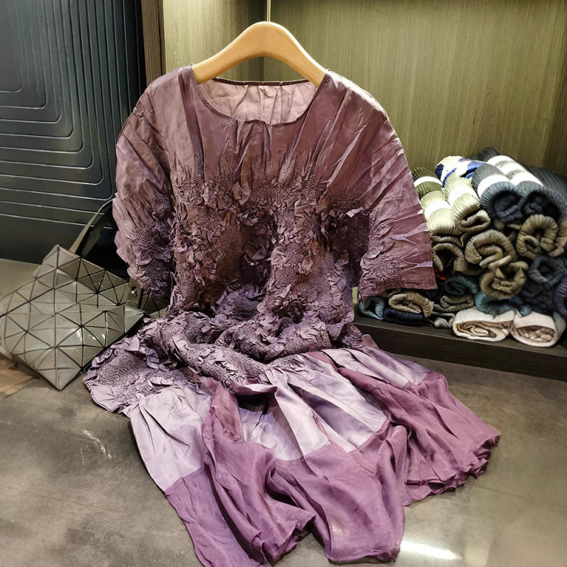 高級感のある刺繍とエンボス加工のプリーツワンピース、半袖、ゆったりとした大きいサイズ、ミディアム丈の女性用サマードレス、新作|undefined