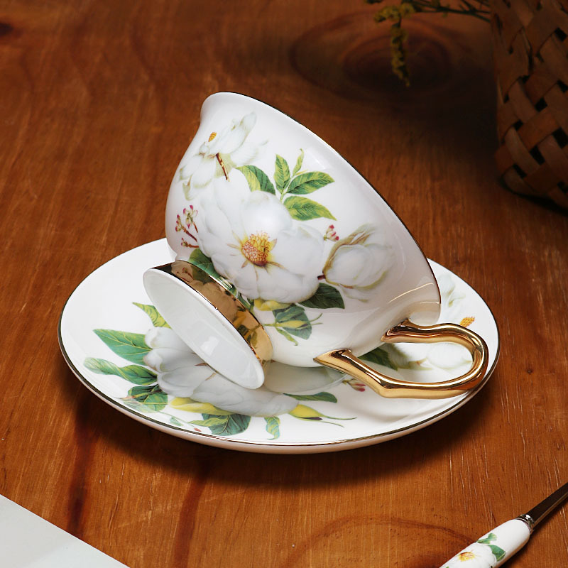 Juego de tazas y platillos de café de porcelana de hueso de estilo europeo exquisito y ligero juego de té de la tarde británico de lujo caja de regalo de alta gama