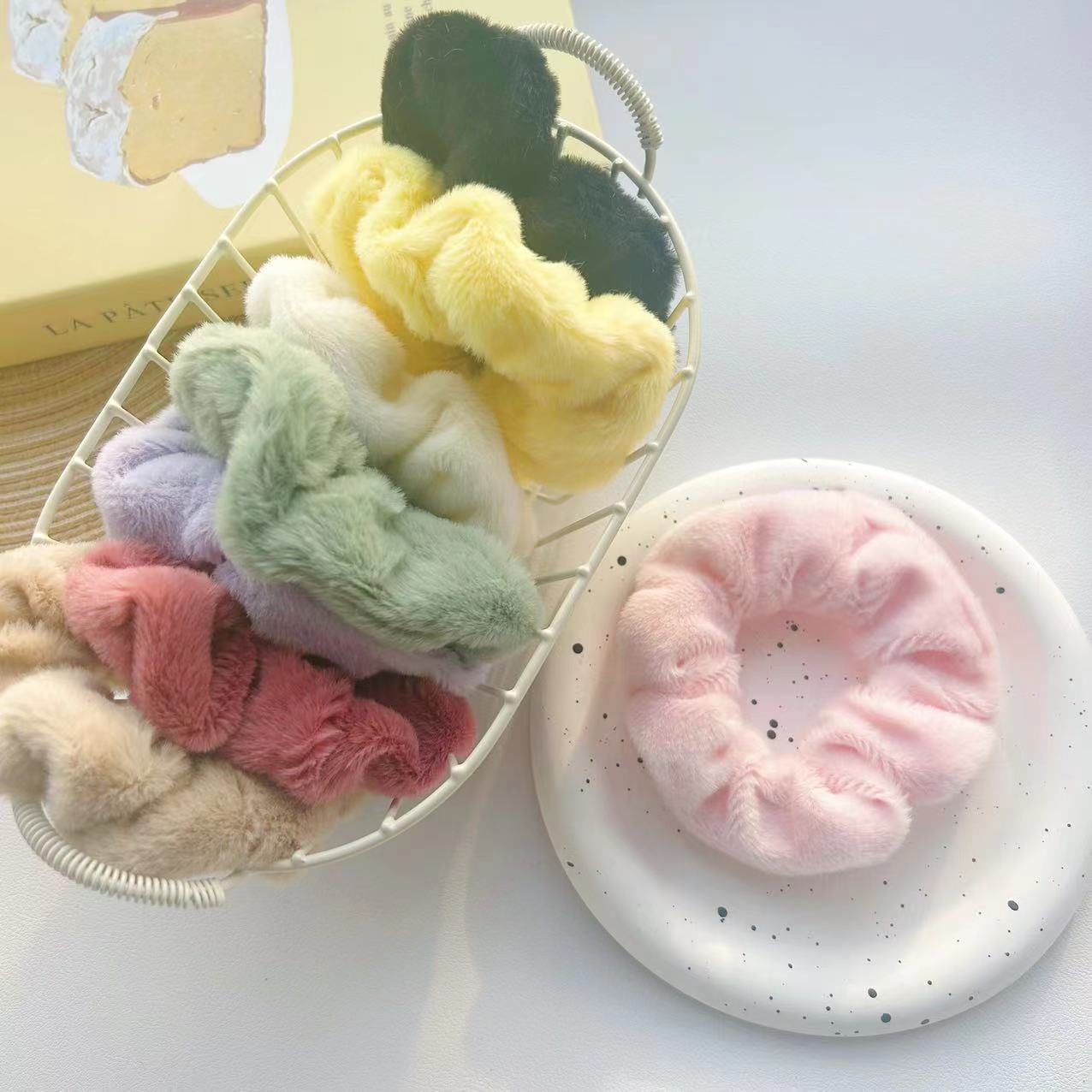 Otoño y invierno simple de color sólido de peluche collar de intestino elástico cabello de la cabeza de la niña detrás del anillo de cabello de la cabeza