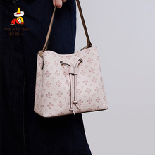 �����˰���Ů�ϻ����KˮͰ��б����ļ�������Ů��2025�¿�μ��