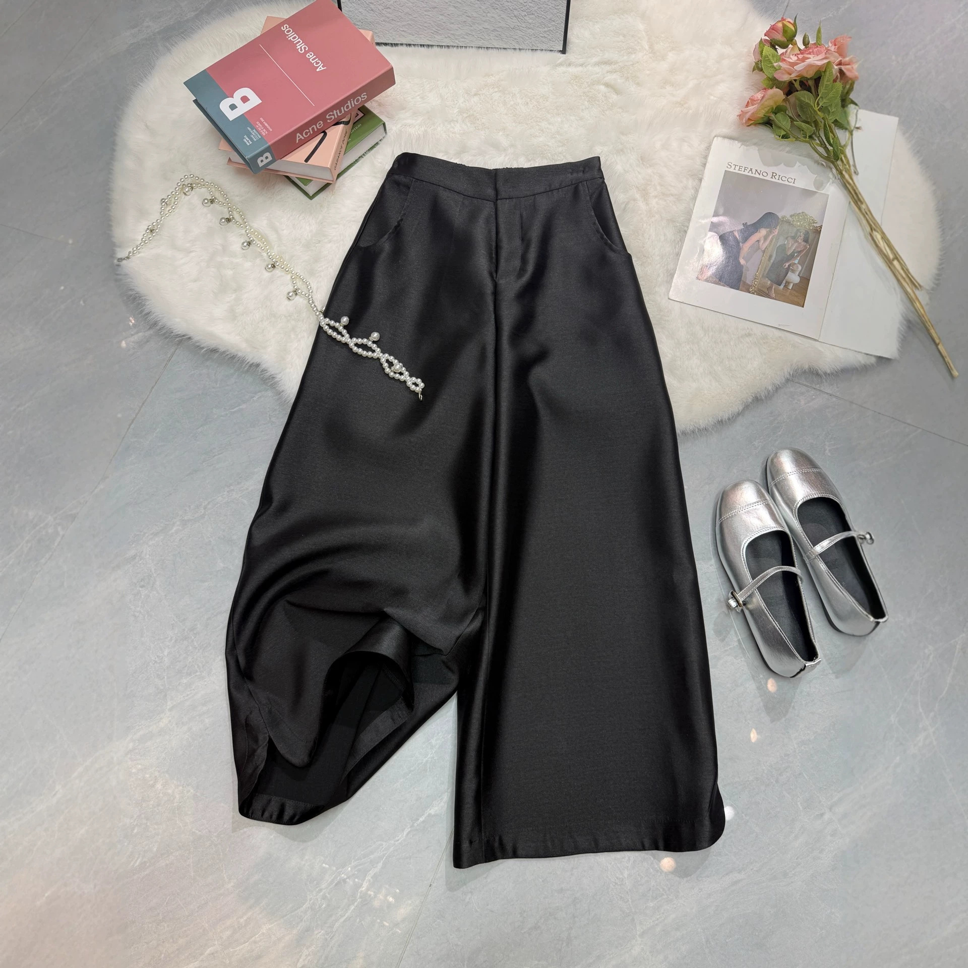 Light luxury silk-blend wide-leg pants, high-waisted design, loose fit, drapes beautifully, conceals flaws, and creates a slimming effect; original design, versatile, and casual women's pants