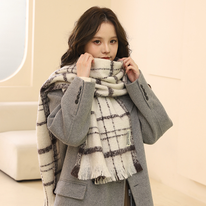 Écharpe pour fille hiver 2024 nouvelle écharpe à pompon polyvalente haut de gamme version coréenne, châle chaud et épais, beige tendance_voghion.com