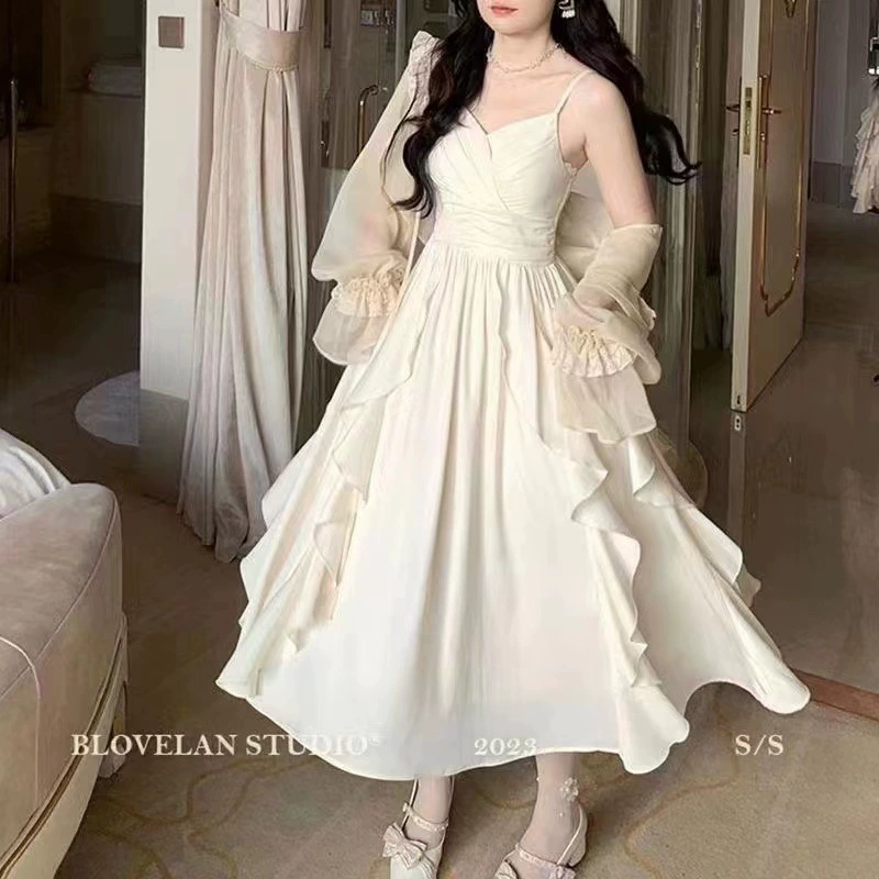 Нежное летнее платье на тонких бретельках больших размеров во французском стиле, облегающее талию и стройнящее, длинное платье принцессы-феи.