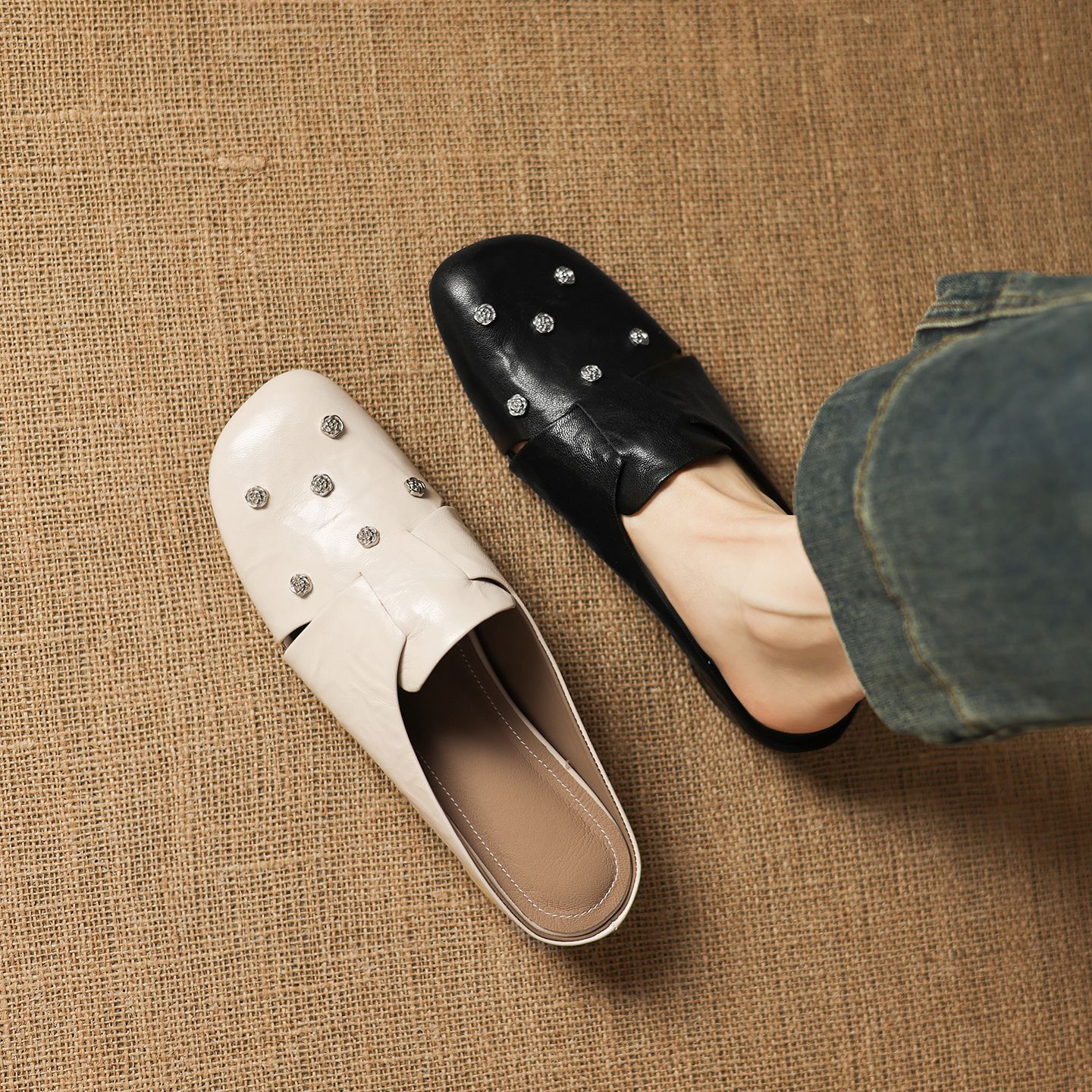 Dép sandal nữ quai chữ V mũi hoa bọc đầu, gót thấp 4 cm, da cừu thời trang — đen
