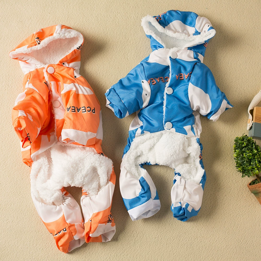 Собачья зимняя одежда утолщена и теплая