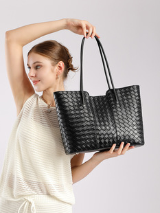 Leather capacious woven one-shoulder bag, genuine leather