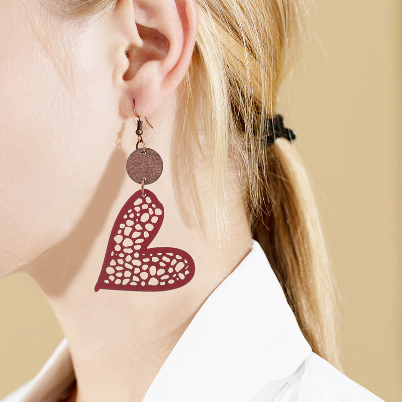 1 Pair Ethnic Style Heart Shape Printing Pu Leather Drop Earrings display picture 5