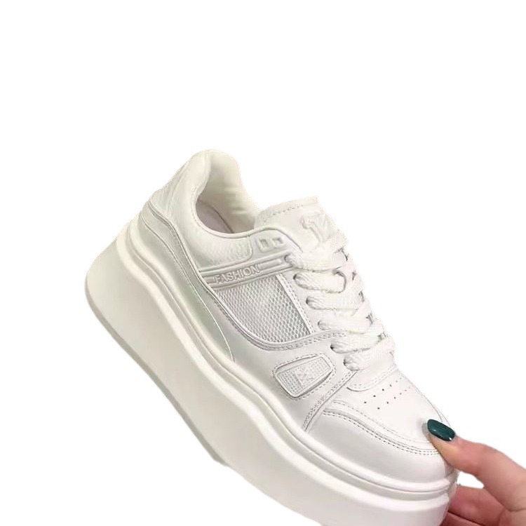 Pequeño aumento de altura de suela gruesa zapatos blancos para mujeres 2024 verano nuevo estilo universal muffin casuales zapatos de red transpirables de suela gruesa